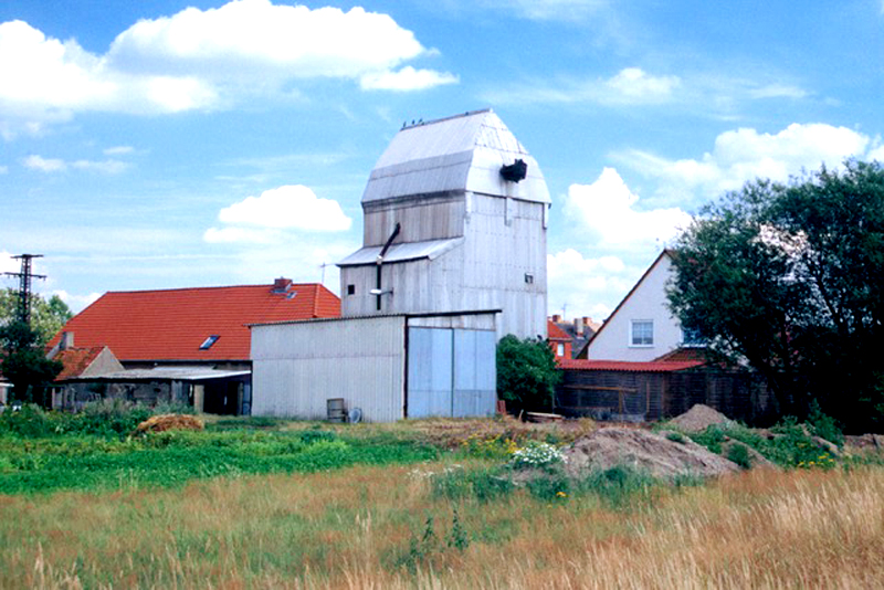 Alte mit Blech verkleidete Bockwindmühle